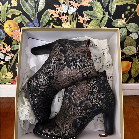 L'ATISTE Shoes - L'ARTISTE Elegant Black and Gold Ankle Booties